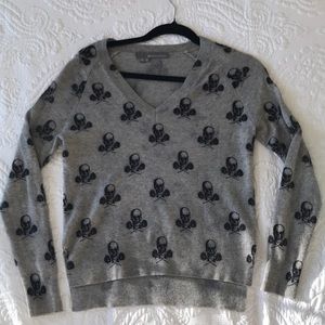 360 Cashmere - grey skull & roses V-neck sweater
